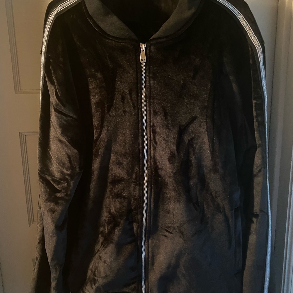 Mens 2XL Black & Silver Trim Velour Track Suit. Brand new, never been worn.